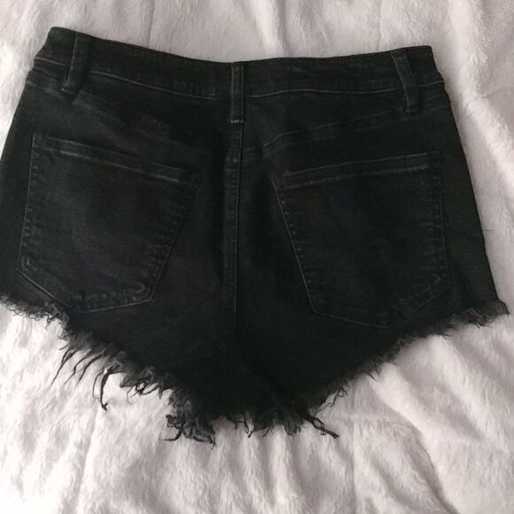 Refuge Shorts - Picture 2 of 3